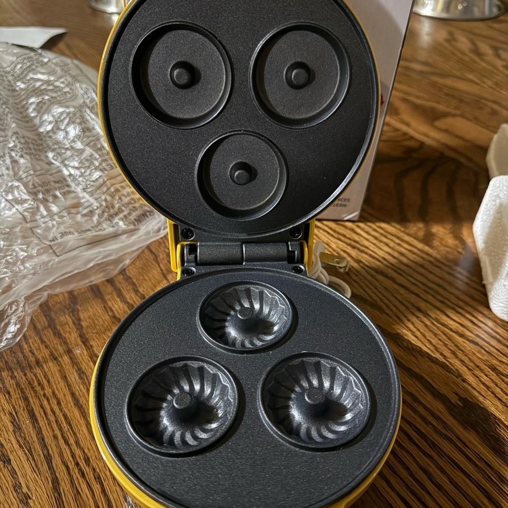 Nostalgia MyMini Lava & Bundt Cake Maker - Bright Yellow - Picture 5 of 7